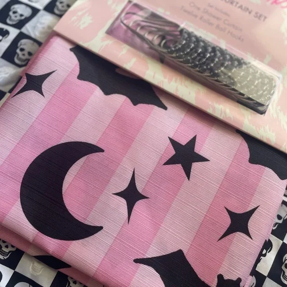 New Betsey Johnson Pink and Black Shower Curtain Set - Picture 3 of 6